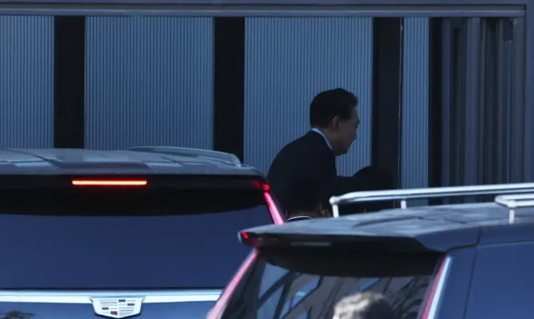 Presidente afastado da Coreia do Sul, Yoon Suk Yeol, chega ao Escritório de Investigação de Corrupção para Funcionários de Alto Escalão em Gwacheon, na Coreia do Sul
15/01/2025 KOREA POOL/Pool via REUTERS