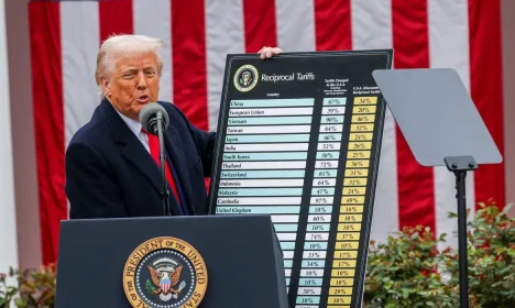 U.S. President Donald Trump delivers remarks on tariffs in the Rose Garden at the White House in Washington, D.C., U.S., April 2, 2025. REUTERS/Carlos Barria
