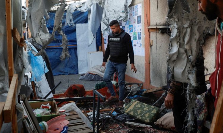 Barraca que abrigava jornalistas é alvo de ataque israelense em Khan Younis, sul de Gaza
 7/4/2025   REUTERS/Hatem Khaled