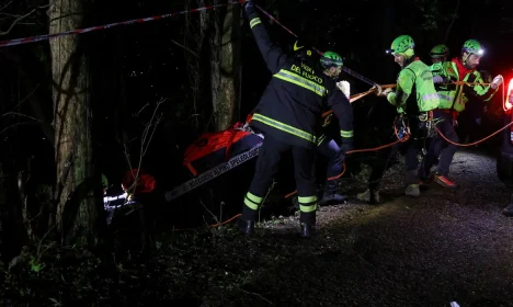 Rescue workers recover a body at the site of a cable car crash that killed four people in Monte Faito, near Naples, Italy April 17, 2025. REUTERS/Stringer     TPX IMAGES OF THE DAY