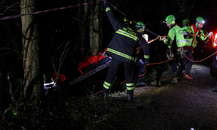 Rescue workers recover a body at the site of a cable car crash that killed four people in Monte Faito, near Naples, Italy April 17, 2025. REUTERS/Stringer     TPX IMAGES OF THE DAY