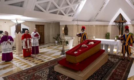 Corpo do papa Francisco na residência de Santa Marta
 21/4/2025  Vaticano/Divulgação