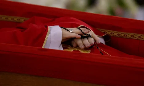 Rosário sobre o corpo do papa Francisco durante rito de declaração de sua morte na Capela de Santa Marta no Vaticano
21/04/2025 Vatican Media/Divulgação via REUTERS