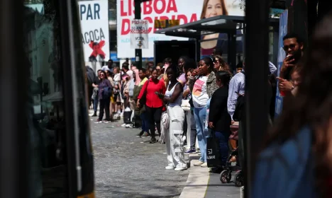People stand at a bus stop after the metro was closed during a power outage, in Lisbon, Portugal, April 28, 2025. REUTERS/Pedro Nunes