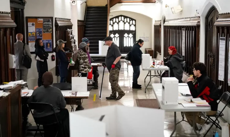 Elections Canada staff assist voters inside a polling station during Canada's federal election, in Toronto, Ontario, Canada April 28, 2025. Reuters/Arlyn McAdorey/Proibida reprodução