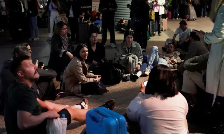 People rest on the floor at Atocha train station during a power outage, in Madrid, Spain, April 28, 2025. Reuters/Ana Beltran/Proibida reprodução