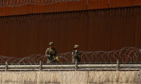Soldados da Guarda Nacional do Texas perto do muro da fronteira entre os EUA e o México, visto de Ciudad Juarez, México
11/03/2025
Reuters/Jose Luis Gonzalez/Proibida reprodução