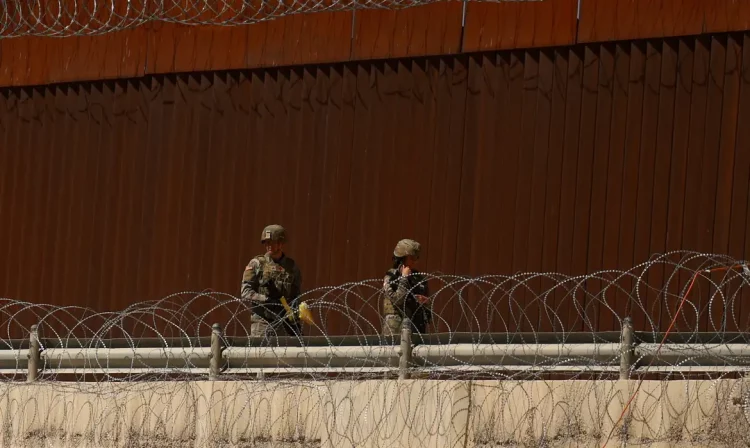 Soldados da Guarda Nacional do Texas perto do muro da fronteira entre os EUA e o México, visto de Ciudad Juarez, México
11/03/2025
Reuters/Jose Luis Gonzalez/Proibida reprodução