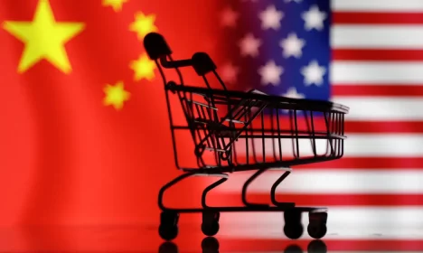 Ilustração com bandeiras de China e EUA
30/01/2023. REUTERS/Dado Ruvic/Illustration