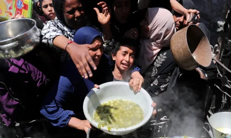 Palestinos recebem comida em Beit Lahia, norte de Gaza
 8/5/2025   REUTERS/Mahmoud Issa