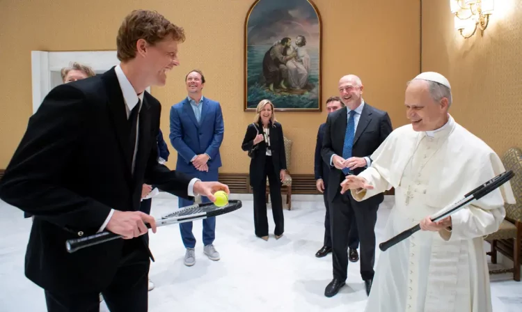 Tenista Jannik Sinner com papa Leão no Vaticano
 14/5/2025   Divulgação via REUTERS