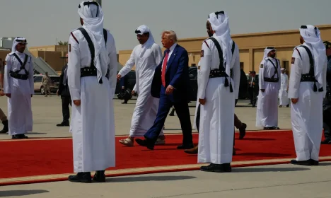 U.S. President Donald Trump walks to board Air Force One as he departs Al Udeid Air Base, en-route to Abu Dhabi, United Arab Emirates, in Doha, Qatar, May 15, 2025. Reuters/Brian Snyder/Proibida reprodução