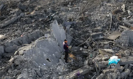 Destroços após ataque israelense em Khan Younis, sul de Gaza
 15/5/2025   REUTERS/Hatem Khaled
