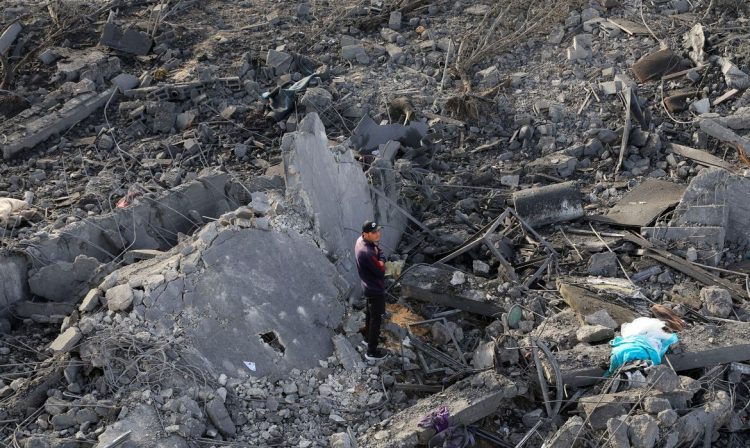 Destroços após ataque israelense em Khan Younis, sul de Gaza
 15/5/2025   REUTERS/Hatem Khaled
