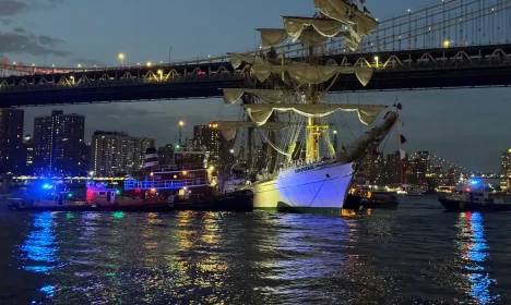 Mexican Navy training vessel Cuauhtemoc is seen after it collided with the Brooklyn Bridge in New York City, U.S., May 17, 2025. Reuters/Akash Rana/Proibida reprodução
