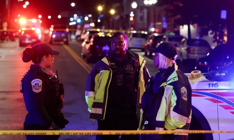 Policiais em local de Washington onde dois funcionários da embaixada israelense foram mortos a tiros
 21/5/2025    REUTERS/Jonathan Ernst
