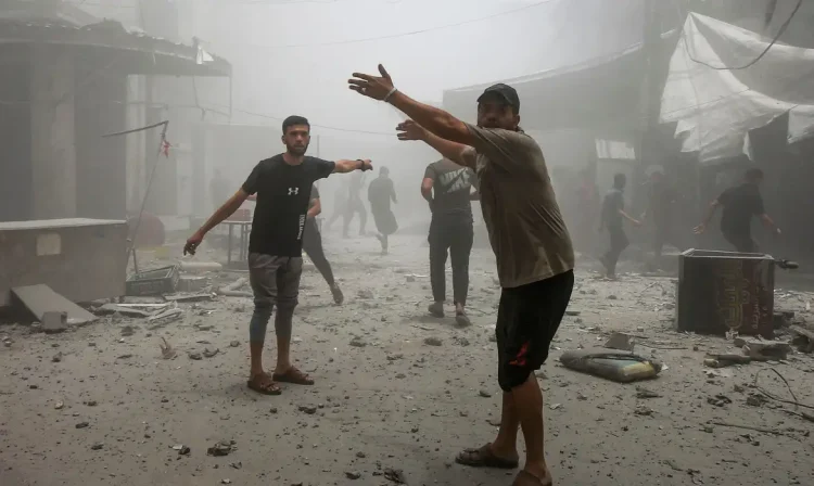 Palestinians react as they inspect the damage at the site of an Israeli strike on a house, in Gaza City, June 1, 2025. REUTERS/Mahmoud Issa