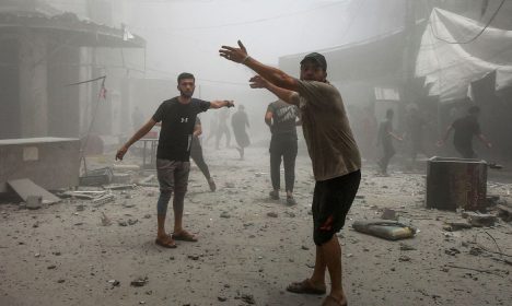 Palestinians react as they inspect the damage at the site of an Israeli strike on a house, in Gaza City, June 1, 2025. REUTERS/Mahmoud Issa