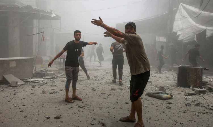 Palestinians react as they inspect the damage at the site of an Israeli strike on a house, in Gaza City, June 1, 2025. REUTERS/Mahmoud Issa
