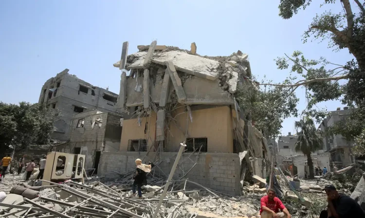 Palestinians inspect the damage at the site of an Israeli strike on a house, in Gaza City, June 1, 2025. REUTERS/Mahmoud Issa