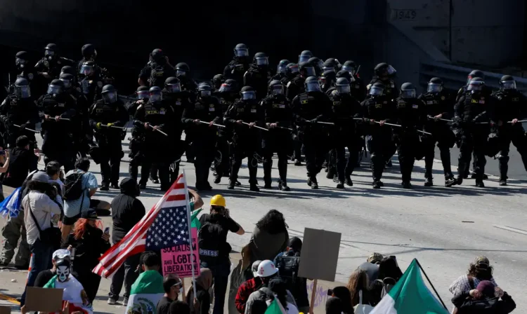 Protesto em Los Angeles
 8/6/2025   REUTERS/Mike Blake