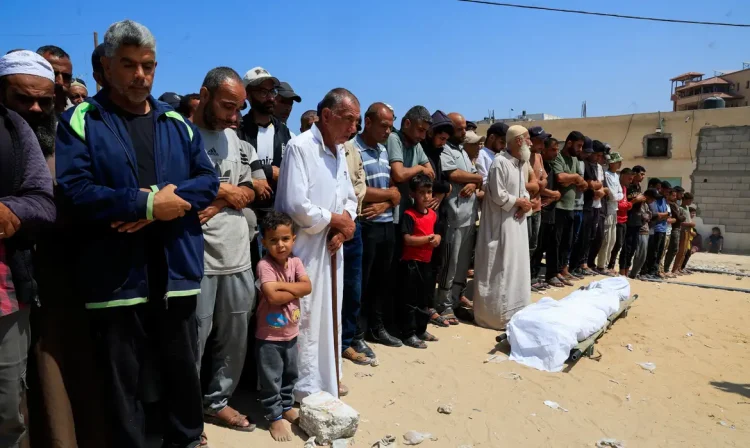 Funeral de palestinos em Khan Younis, sul de Gaza
 17/6/2025    REUTERS/Hatem Khaled