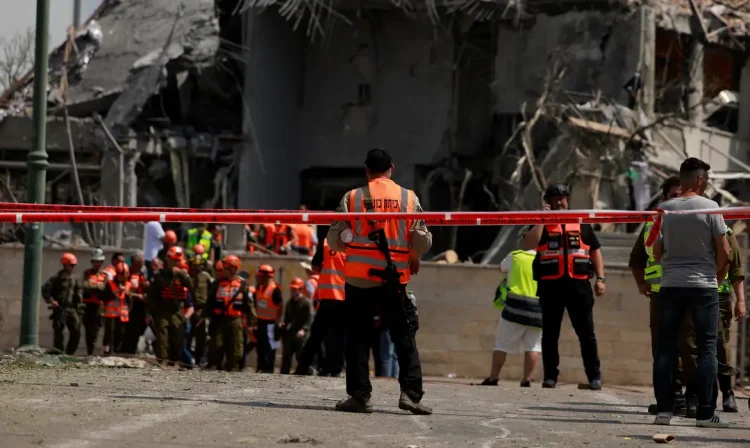 Members of Israeli security forces work at an impact site following Iran's strike on Israel, amid the Iran-Israel conflict, in Nes Ziona, Israel, June 22, 2025. Reuters/Ammar Awad/Proibida reprodução