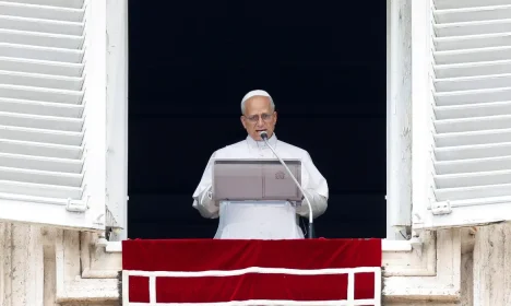 Pope Leo XIV leads the Angelus prayer from his window at the Vatican, June 22, 2025. Reuters/Remo Casilli/Proibida reprodução
