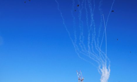 Missiles launched from Iran are intercepted amid the Iran-Israel conflict, as seen from Tel Aviv, Israel, June 22, 2025. Reuters/Itay Cohen/Proibida reprodução     TPX IMAGES OF THE DAY