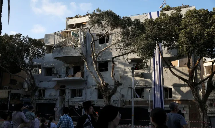 People gather at an impact site following Iran's strike on Israel, amid the Iran-Israel conflict, in Haifa, Israel, June 22, 2025. Reuters/Florion Goga/Proibida reprodução