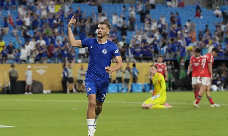 Soccer Football - FIFA Club World Cup - Round of 16 - Benfica v Chelsea - Bank of America Stadium, Charlotte, North Carolina, U.S. - June 28, 2025 Chelsea's Kiernan Dewsbury-Hall celebrates scoring their fourth goal IMAGN IMAGES via Reuters/Jim Dedmon/Proibida reprodução