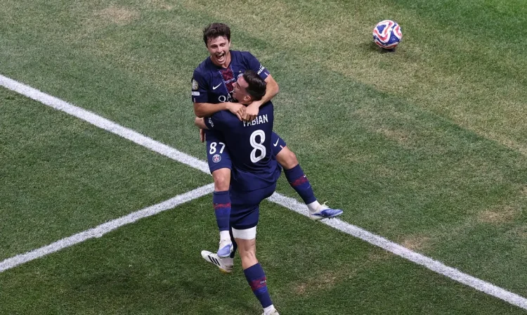 Soccer Football - FIFA Club World Cup - Round of 16 - Paris St Germain v Inter Miami CF - Mercedes-Benz Stadium, Atlanta, Georgia, U.S. - June 29, 2025 Paris St Germain's Joao Neves celebrates scoring their second goal with Fabian Ruiz Reuters/Amanda Perobelli/Proibida reprodução