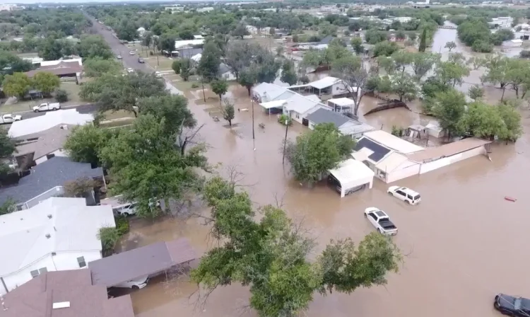 Imagens de drone mostram casas inundadas após chuvas torrenciais que desencadearam inundações repentinas ao longo do rio Guadalupe em San Angelo, Texas, EUA
04/06/2025, nesta imagem obtida de um vídeo de mídia social
Patrick Keely/via REUTERS