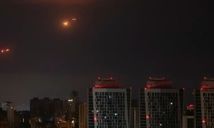 Explosions are seen in the night sky as Ukrainian servicemen fire towards drones during a Russian drone strike, amid Russia's attack on Ukraine, in Kyiv, Ukraine July 7, 2025. REUTERS/Gleb Garanich