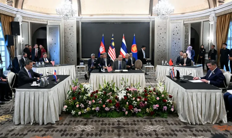 Negociação entre líderes de Tailândia e Camboja em Putrajaya, na Malásia
 28/7/2025   Mohd Rasfan/Pool via REUTERS