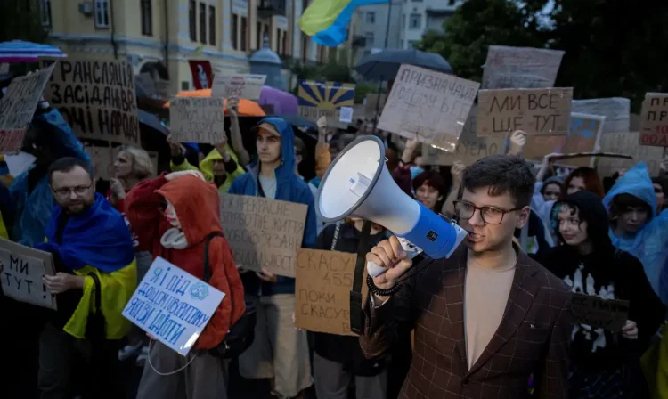 Ucranianos protestam em Kiev
 30/7/2025   REUTERS/Thomas Peter