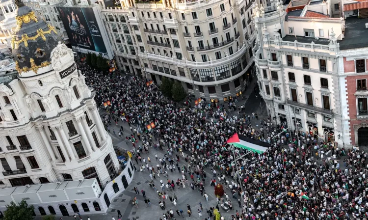 MADRID, SPAIN - OCTOBER 4: Thousands of people, holding banners and Palestinian flagas, take part in protest to show solidarity with Palestinian in Gaza, in downtown Madrid, Spain on October 4, 2025. Diego Radames / AnadoluNo Use USA No use UK No use Canada No use France No use Japan No use Italy No use Australia No use Spain No use Belgium No use Korea No use South Africa No use Hong Kong No use New Zealand No use Turkey