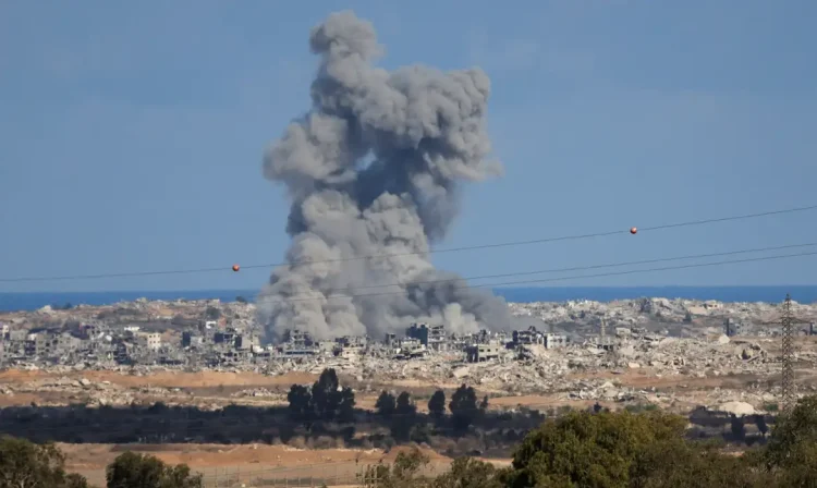 Fumaça após explosão em Gaza vista do sul de Israel
 7/10/2025    REUTERS/Ronen Zvulun