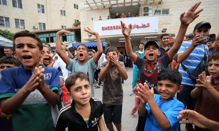 Crianças palestinas celebram em Deir al-Balah, centro de Gaza 
 9/10/2025   REUTERS/Dawoud Abu Alkas