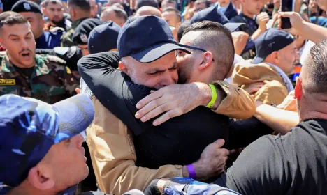 Prisioneiro palestinos libertado por Israel abraça parentes em Ramallah, na Cisjordânia ocupada por Israel
13/10/2025 Reuters/Mussa Qawasma/Proibida reprodução