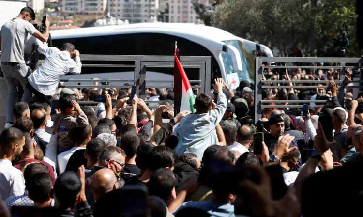 Prisioneiros palestinos libertados são recebidos em Ramallah
 13/10/2025    REUTERS/Mohammed Torokman