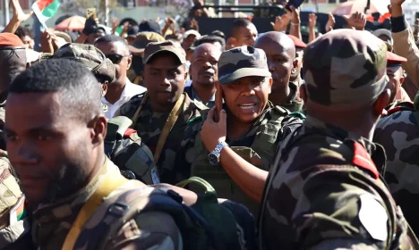 Coronel Michael Randrianirina no telefone ao se juntar a protestos em Antananarivo, Madagascar
 14/10/2025    Reuters/Siphiwe Sibeko/Proibida reprodução