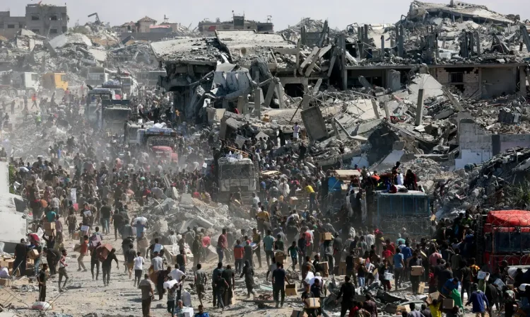 2025-10-14t171524z_1_lynxnpel9d0z6_rtroptp_4_israel-palestinians-gaza Palestinos buscam suprimentos de ajuda de caminhões que entraram em Gaza
12/10/2025
Reuters/Ramadan Abed/Proibida reprodução