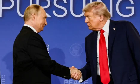 Presidentes da Rússia, Vladimir Putin, e dos EUA, Donald Trump, cumprimentam-se durante encontro no Alasca
15/08/2025 Reuters/Kevin Lamarque/Proibida reprodução