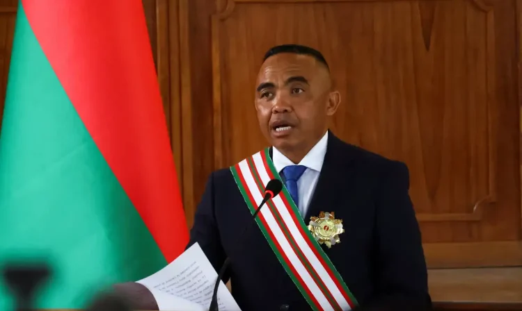 Coronel Michael Randrianirina toma posse em Madagascar
 17/10/2025    REUTERS/Siphiwe Sibeko