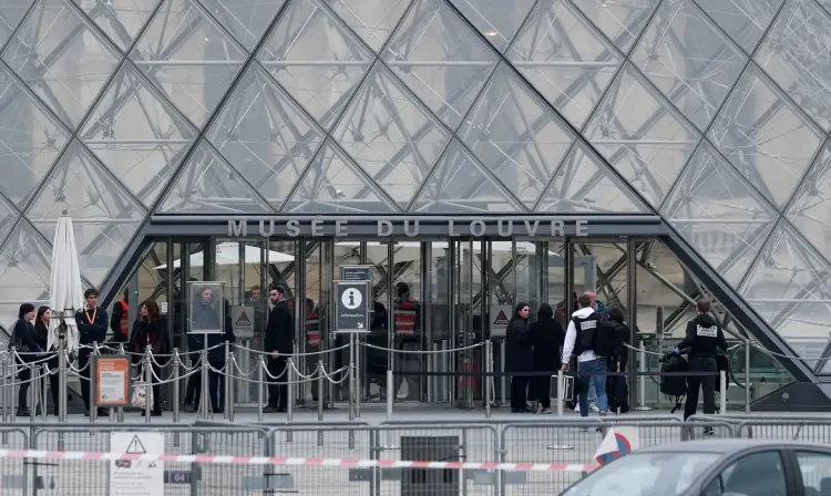 Forensic police officers arrive at the Louvre museum after reports of a robbery, in Paris, France, October 19, 2025.  REUTERS/Gonzalo Fuentes/ Proibida reprodução