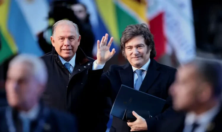 Presidente da Argentina, Javier Milei, ao lado do então ministro das Relações Exteriores do país, Gerardo Werthein, em Buenos Aires
03/07/2025 REUTERS/Alessia Maccioni