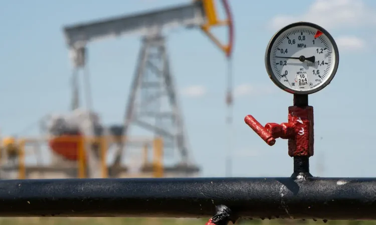 Imagem mostra um equipamento de medir pressão próximo a bombas de extração de petróleo nos arredores de Almetyevsk, na República do Tartaristão, Rússia
14/07/2025
Reuters/Stringer/Proibida reprodução