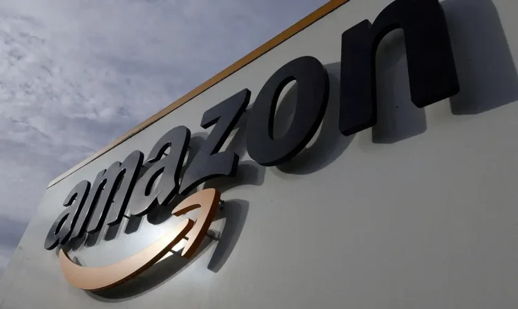 O logotipo da Amazon no centro logístico em Lauwin-Planque, norte da França, em 15 de novembro de 2022. REUTERS/Pascal Rossignol