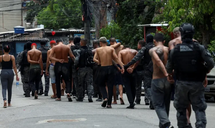 Members of the military police special unit detain suspected drug dealers during a police operation against drug trafficking at the favela do Penha, in Rio de Janeiro, Brazil October 28, 2025. REUTERS/Aline Massuca